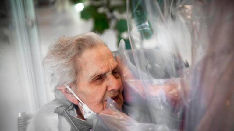 V domovih za dolgotrajno oskrbo spet možni obiski