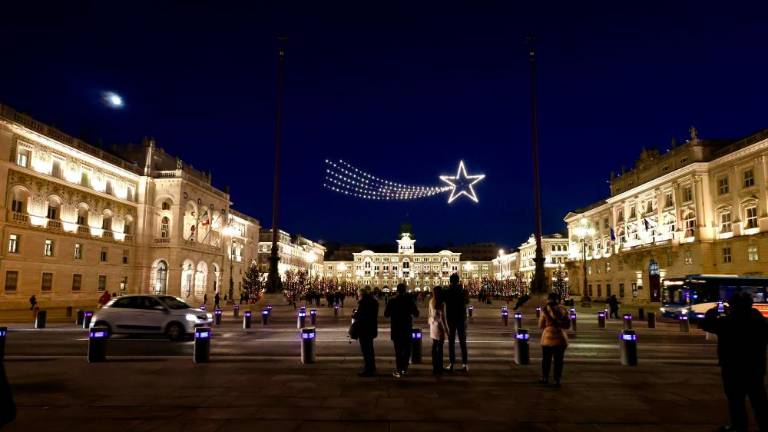 S prižigom novoletnih lučk že diši po veselem decembru (VIDEO)