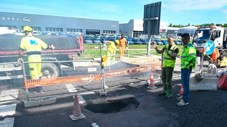 Na hitri cesti proti Sloveniji zaradi luknje na cestišču zaprli izvoz za Milje