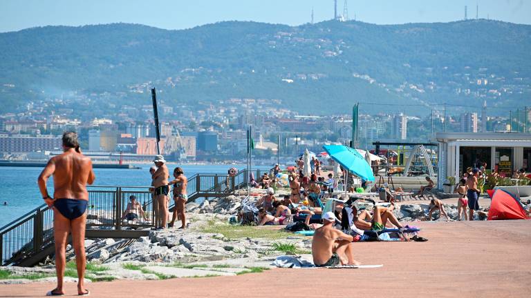 V priljubljenih kopališčih pogrešajo naravno senco dreves