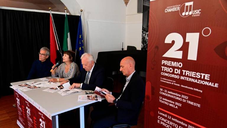 Trinajst ansamblov iz desetih držav