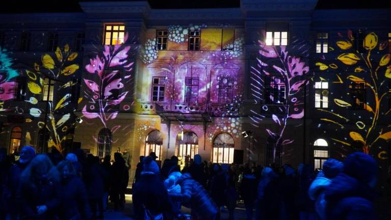 Čezmejni trg praznično osvetljen