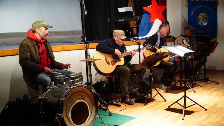 Sovodenjski spomenik po šestdesetih letih dobil rdečo zvedo