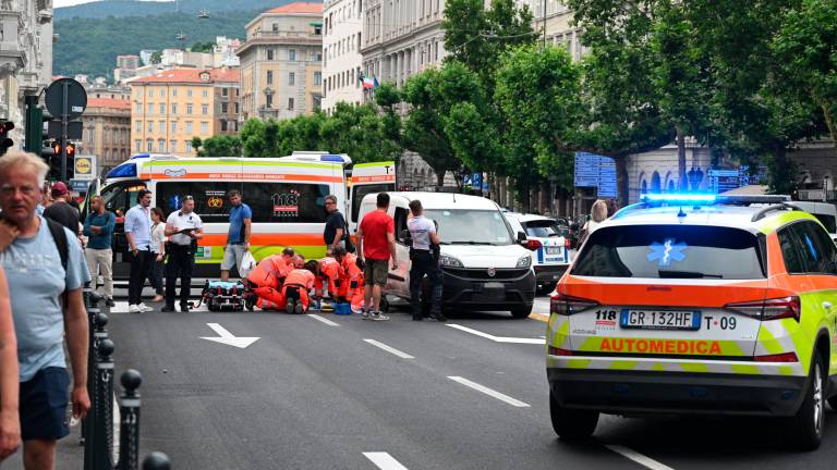 V Ulici Carducci dostavni avtomobil podrl mlajšega moškega