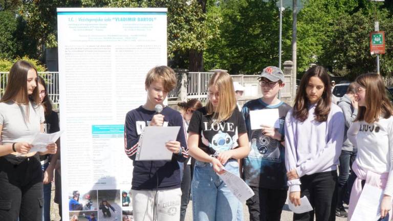 Izsledke strnili na dvanajstih dvojezičnih panojih