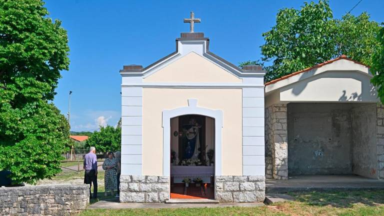 V Gabrovcu odkrili prenovljeno kapelico Matere Božje