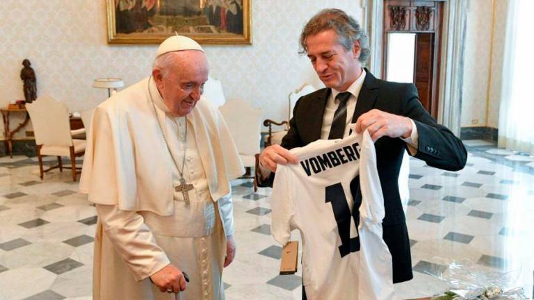 Golob pri papežu s potico in Pahorjevo Nekropolo