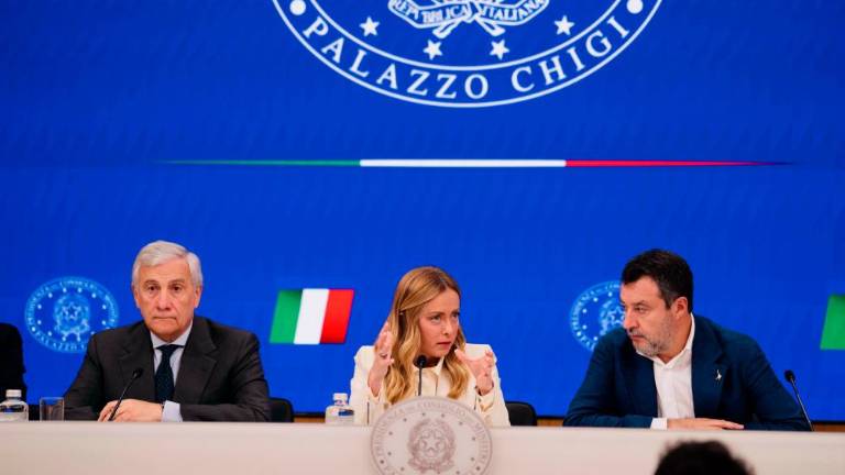 Predsednica vlade Giorgia Meloni s podpredsednikoma, levo Antonio Tajani, desno Matteo Salvini (ANSA)
