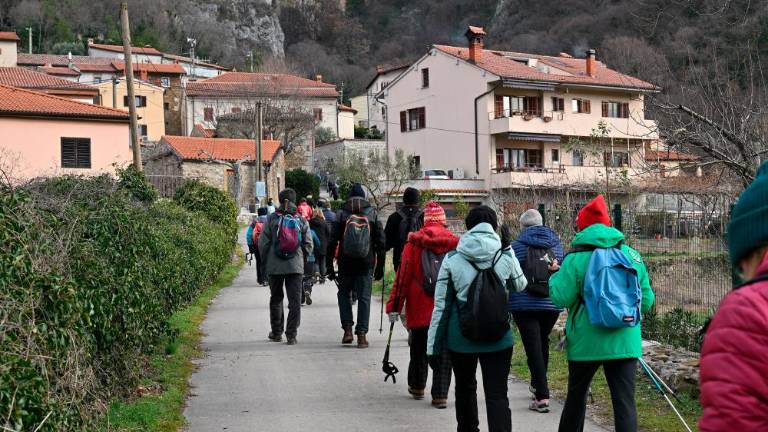 Povezali so poti, ki jih je prekinila meja