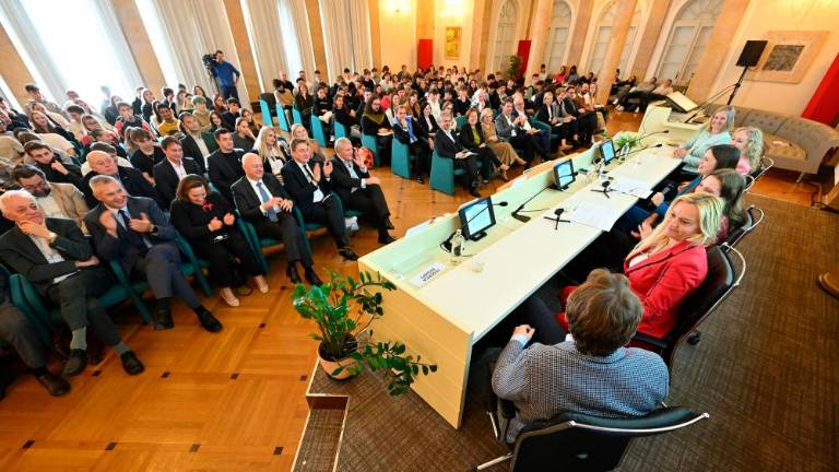 »Po izkušnjah v tujini svoje znanje ponudite domači skupnosti«