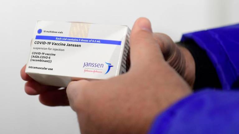 Po smrti mlajše bolnice v Sloveniji ustavili cepljenje s cepivom Janssen