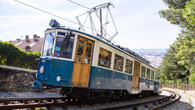 Openski tramvaj odslej brez stoječih potnikov in z več kolesi