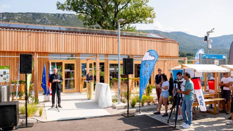 Pri Novi Gorici odprli padalski center in turistično informacijsko točko