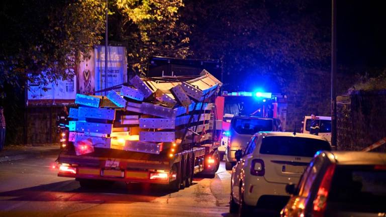 Tovor kovinskih nosilcev se je nevarno premaknil