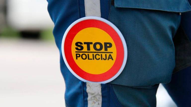 Med begom pred policisti čelno trčil v nasproti vozeče vozilo