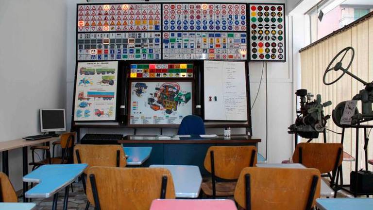 V ušesu skrival mini slušalko, v gumbu pa mikrokamero