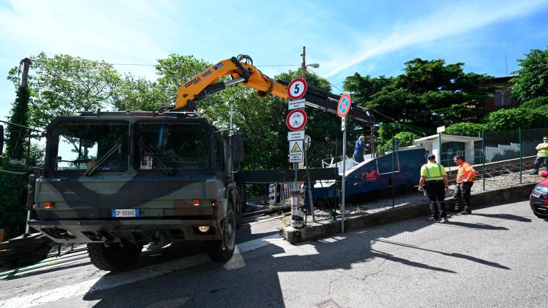 Prvega od vozov postavili nazaj na tramvajsko progo (foto)