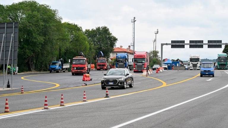 Cestišče uredili, težav pa na mejnem prehodu pri Fernetičih ni konec