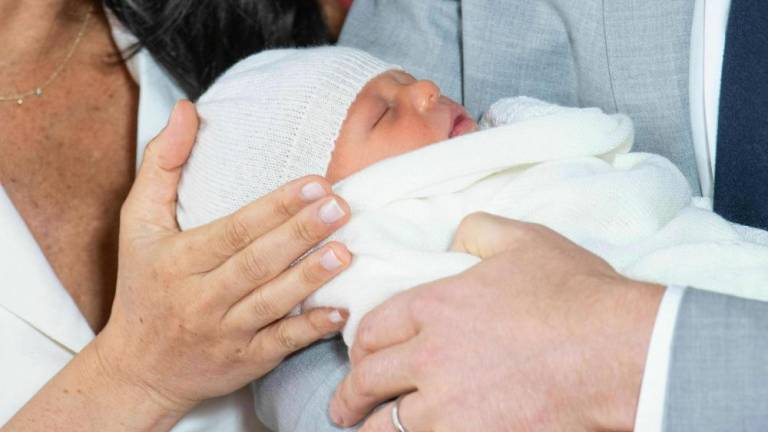 Harry in Meghan predstavila novorojenčka
