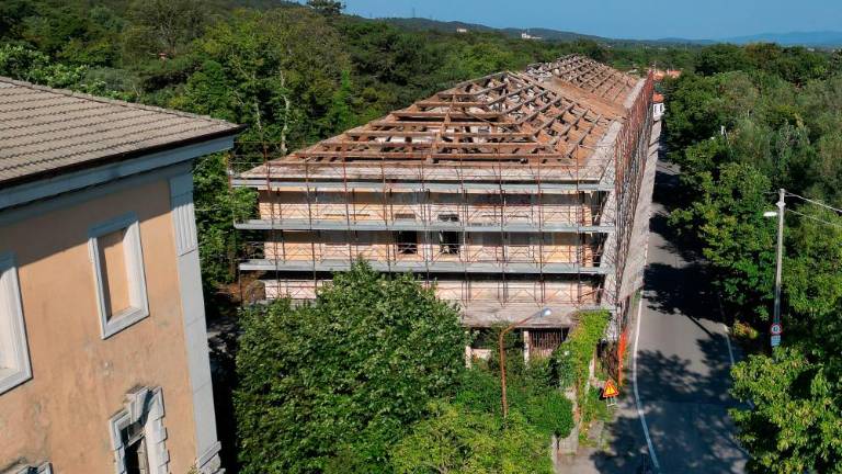 Nekdanjo vojašnico so pred približno enim letom obdali z gradbenimi odri, da bi zagotovili varnost (ARHIV)