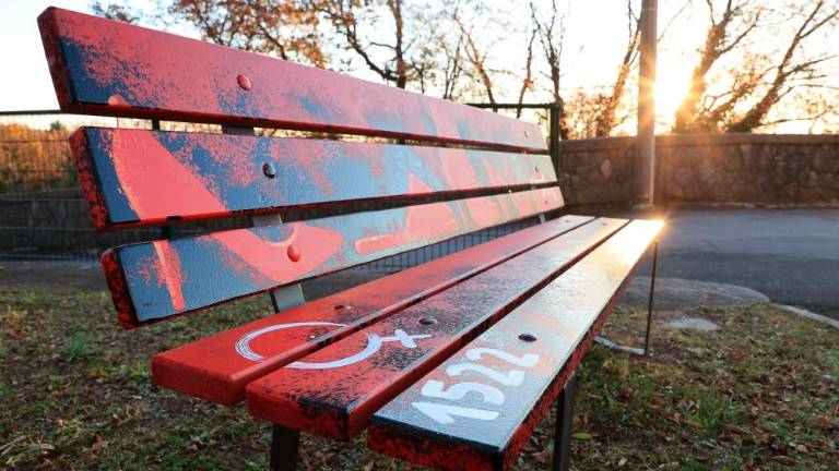 Rdeče klopi proti nasilju nad ženskami