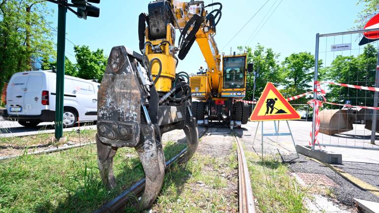 Na tramvajskih tračnicah že pripravljen bager z mogočnimi kleščami