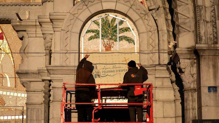 V Lurdu začeli zakrivati Rupnikove mozaike