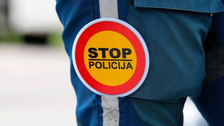 Pod vplivom alkohola trčil v šest parkiranih vozil