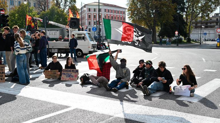 Množičen shod po tržaških ulicah proti vojnam in draginji