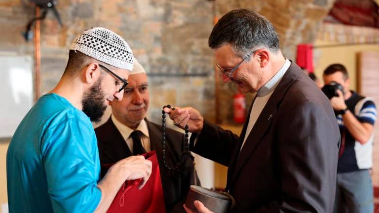 Tržaški škof na zgodovinskem obisku pri islamski skupnosti