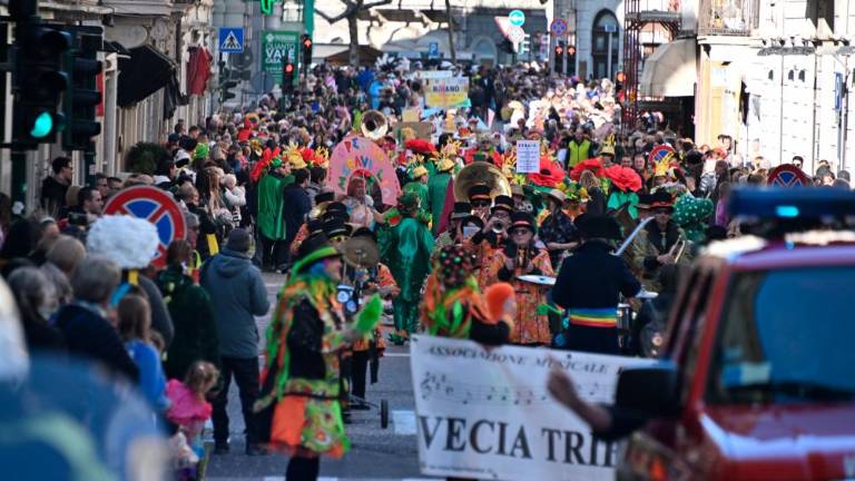 Višek Tržaškega pusta s pisanim sprevodom po mestnih ulicah