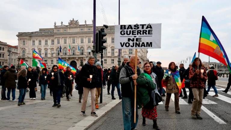 V Trstu hodili za mir, a tudi za Stanko Hrovatin in umrle migrante (foto)