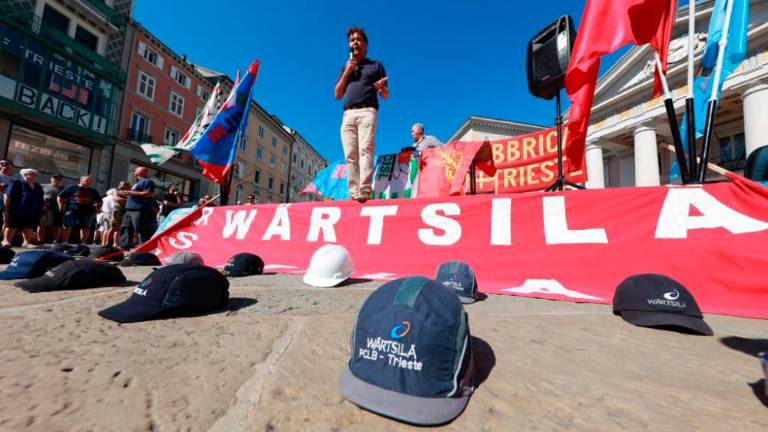 Množična udeležba na shodu za Wärtsilo