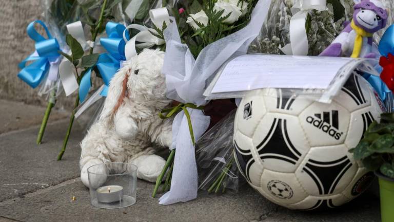 Igrače in pisemca pred hišo, v kateri je v sredo zvečer izgubil življenje devetletni Giovanni