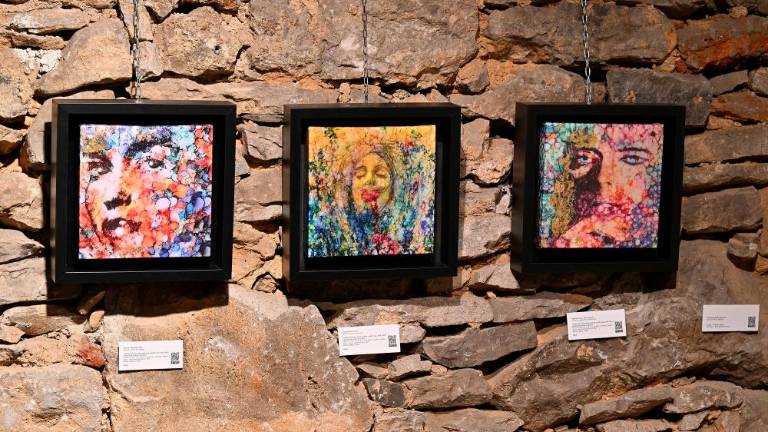 Kapljice med svetovi v galeriji Kraške hiše