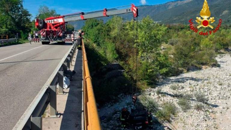 Izgubila nadzor nad avtomobilom in zapeljala v rečno strugo (foto in video)