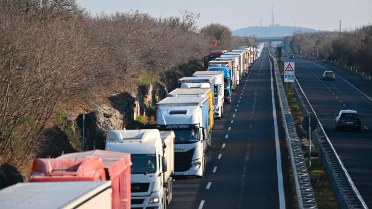 Na avtocesti trčila trojica tovornjakov, zastoj od Proseka do Moščenic