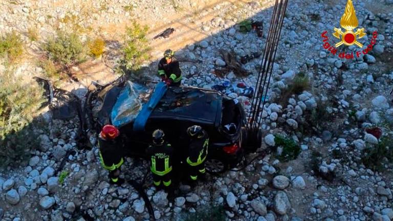 Izgubila nadzor nad avtomobilom in zapeljala v rečno strugo (foto in video)
