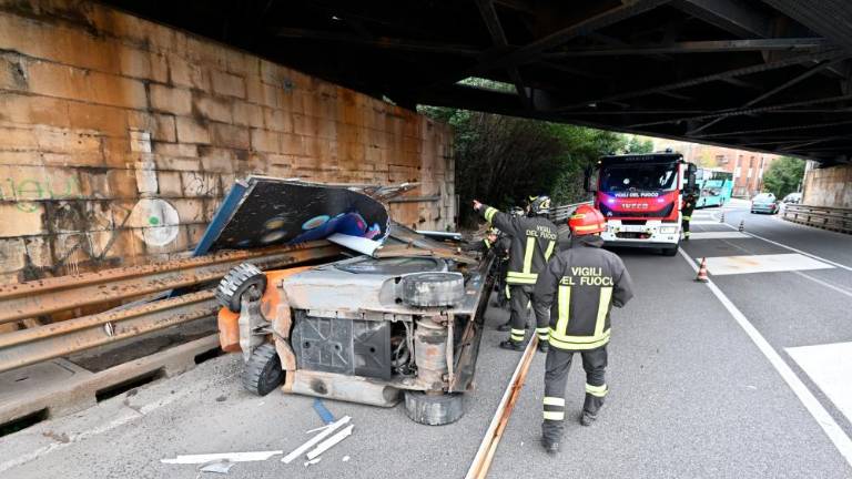 Viličar trčil v nadvoz in padel s tovornjaka