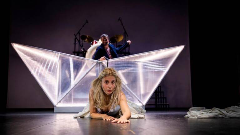 Prevelik mit v preveliki predstavi