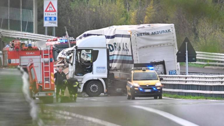 Na avtocestnem priključku zaradi nesreče daljši zastoji