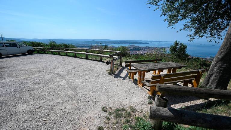 Na razgledišču pri Ferlugih od večernega mraka avtodomi, šotori in ponočnjaki