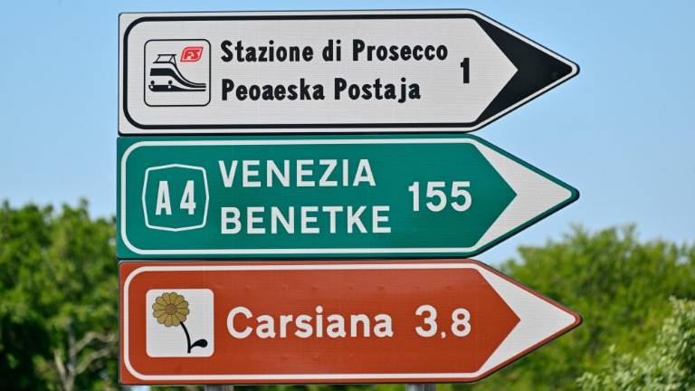 Na novih smerokazih »Peoaeska postaja« in »Briska jama«