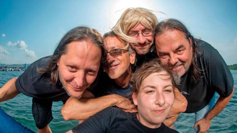 Zmelkoow z novim videospotom proti črnim mislim (video)