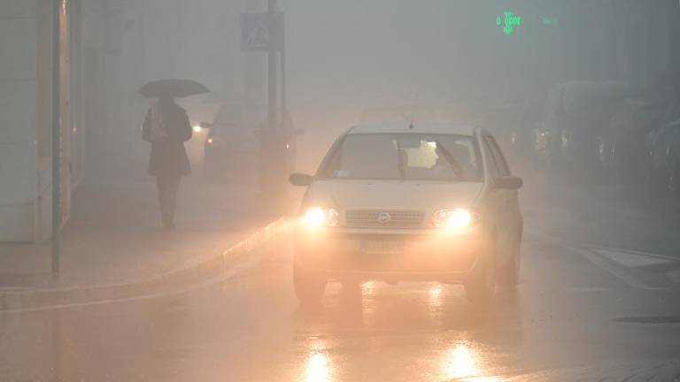 Megla in dež ponekod ovirala promet