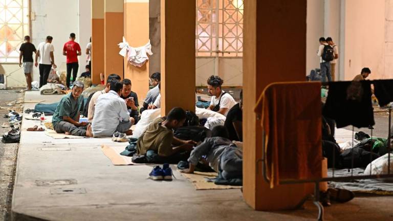 »Prebujajo nas s sirenami in kričanjem«