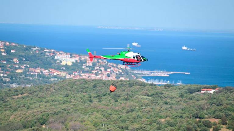 Kanader in helikopterji še na delu (foto in video)