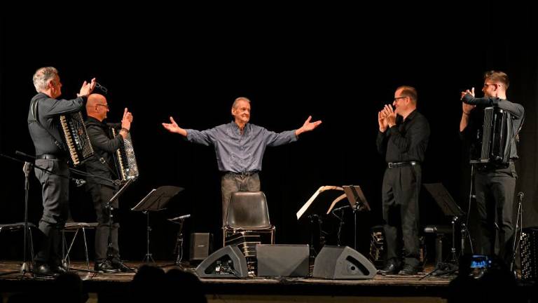 Stoječe ovacije za harmonikarje in bandoneonista