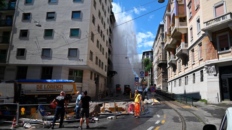 V Ulici Commerciale v Trstu izbruhnil gejzir (FOTO in VIDEO)