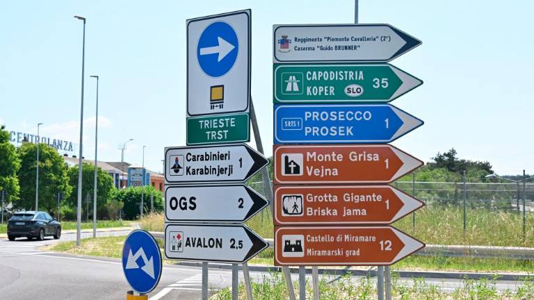 Na novih smerokazih »Peoaeska postaja« in »Briska jama«